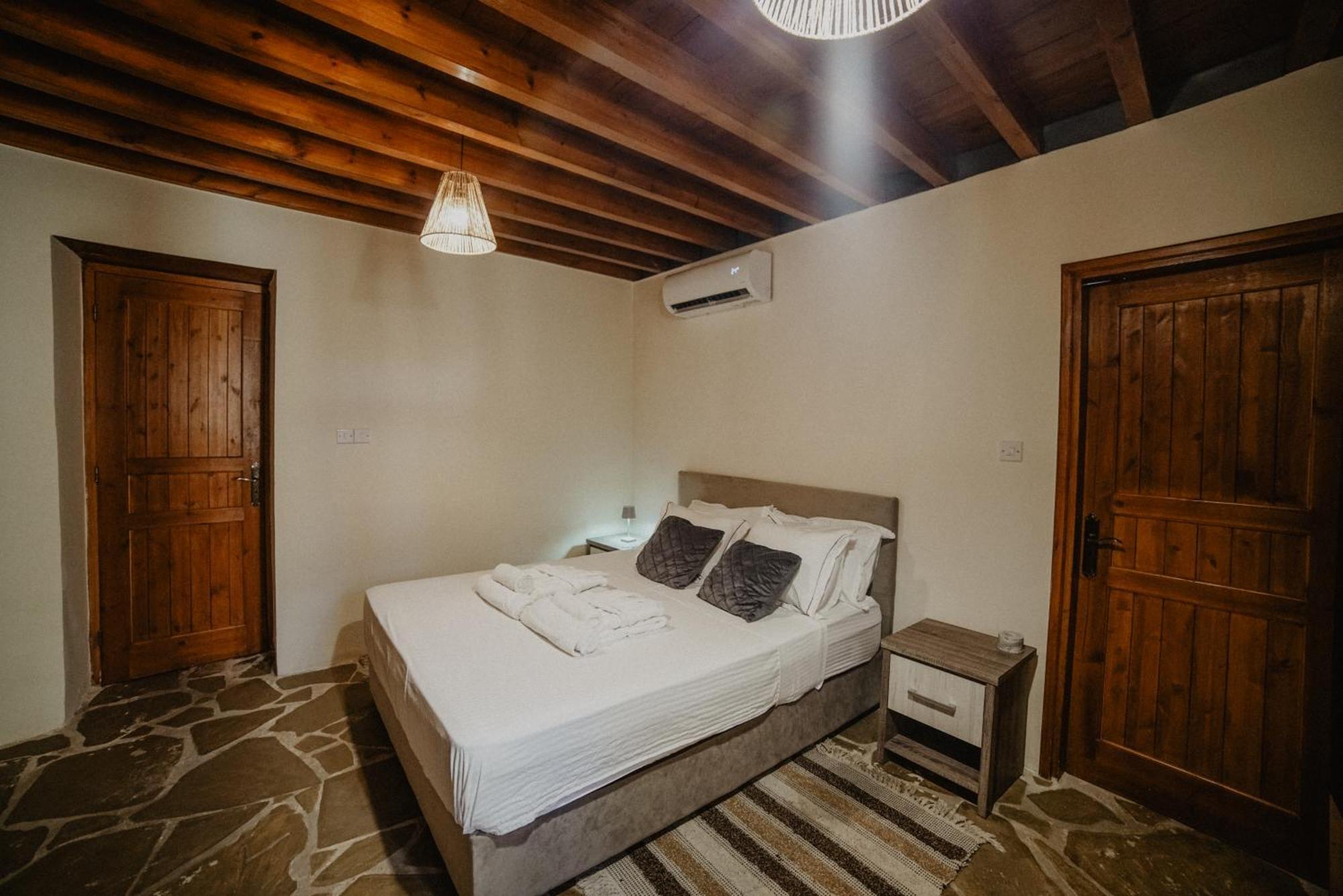 The Stonehouse Suites With Private Bath Spas Лимасол Стая снимка